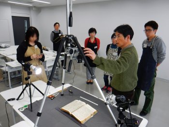 古文書修復実習 | 講座と展示 | 神奈川大学日本常民文化研究所