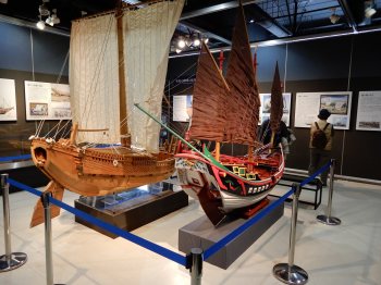 菱垣廻船模型と中国船の後部
