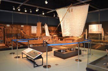 鎌倉時代の廻船と江戸時代の菱垣廻船の模型