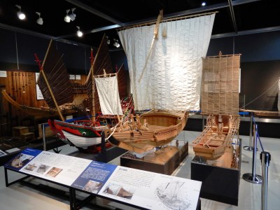 右から鎌倉時代の廻船、菱垣廻船、中国船（各10分の1模型）