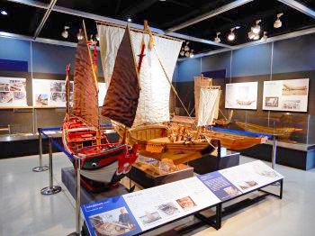 左から中国船、菱垣廻船、鎌倉時代の廻船（各10分の1模型）