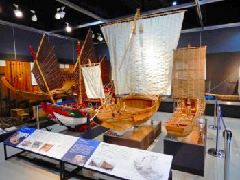 右から鎌倉時代の廻船、菱垣廻船、中国船(各10分の1模型)