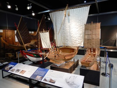 右から鎌倉時代の廻船、菱垣廻船、中国船(各10分の1模型)