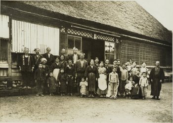 石神の斎藤家とその大家族（1934年9月）（常民研所蔵 アチック写真SR001-018-012-002）